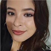 Chica con experiencia con niños, cuidando y emseñando